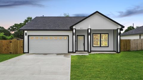 Photo of 821 Empire Street, El Campo, TX 77437 (MLS # 55535078)