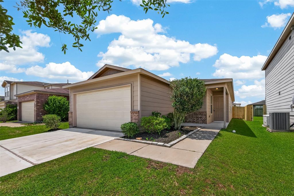 Photo of 2706 Skyview Silver Drive, Houston, TX 77047 (MLS # 28380879)