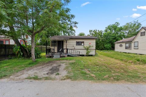 Photo of 7335 Parkes Street, Houston, TX 77088 (MLS # 72855195)