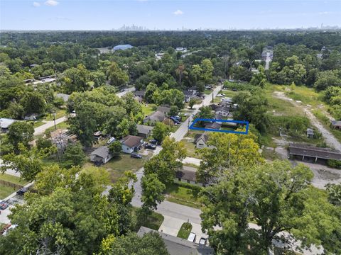 Photo of 7335 Parkes Street, Houston, TX 77088 (MLS # 72855195)