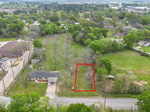 Photo of 535 N Peach Street, Tomball, TX 77375 (MLS # 68455765)