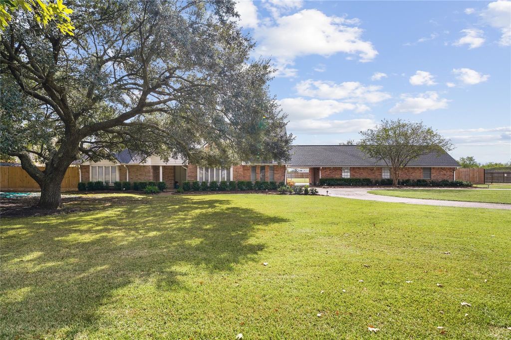 Photo of 4410 County Road 63, Rosharon, TX 77583 (MLS # 25423383)