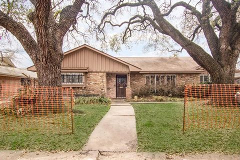 Photo of 4015 Mischire Drive, Houston, TX 77025 (MLS # 24134988)