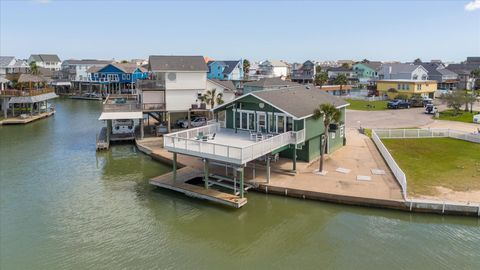 Photo of 427 Tahiti Road, Tiki Island, TX 77554 (MLS # 59981514)