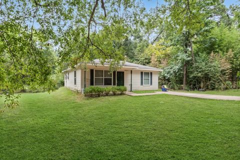 Photo of 1040 Monroe Street, Crockett, TX 75835 (MLS # 65901341) Photo of 1040 Monroe Street, Crockett, TX 75835 (MLS # 65901341)