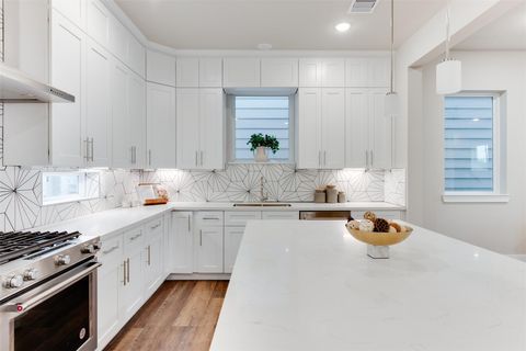 Tiny photo for 1424 W 34th 1/2 Street, Houston, TX 77018 (MLS # 10820005)