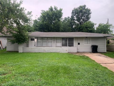 Photo of 5822 Glenhurst Drive, Houston, TX 77033 (MLS # 20523773)