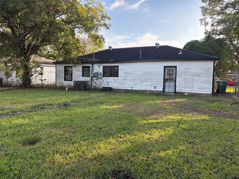 Tiny photo for 5225 Longmeadow Street, Houston, TX 77033 (MLS # 91437977)