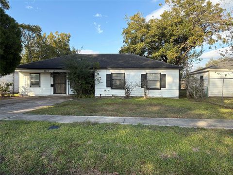 Photo of 5225 Longmeadow Street, Houston, TX 77033 (MLS # 91437977)