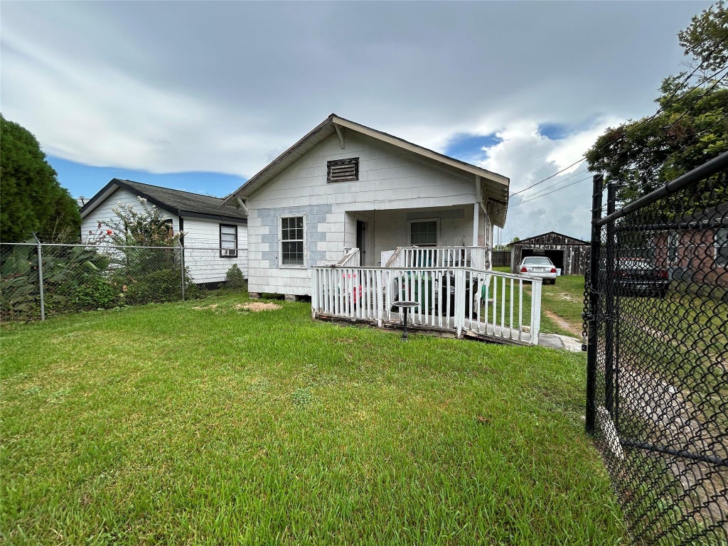 Photo of 10612 Exeter St ST, Houston, TX 77093 (MLS # 13748642)