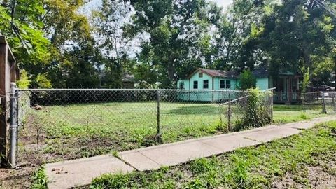 Photo of 721 Lettie St, Richmond, TX 77469 (MLS # 90427835)