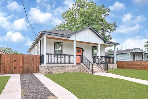 Tiny photo for 2412 Lucas Street, Houston, TX 77026 (MLS # 76027080)