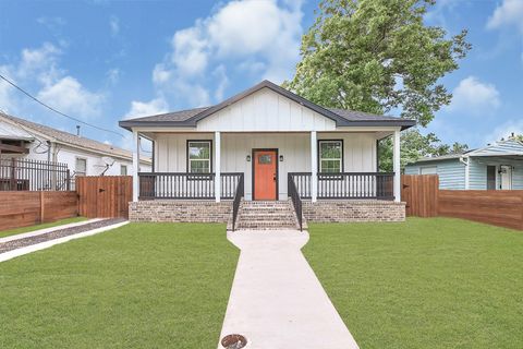 Photo of 2412 Lucas Street, Houston, TX 77026 (MLS # 76027080)