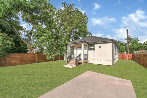 Tiny photo for 2412 Lucas Street, Houston, TX 77026 (MLS # 76027080)