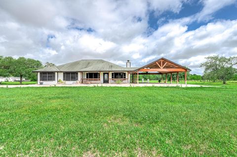 Photo of 1095 County Road 423, Alvin, TX 77511 (MLS # 47973305)