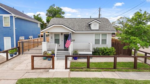 Photo of 1311 Walton Street, Houston, TX 77009 (MLS # 67792343)