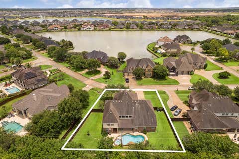 Homes For Sale - 2400 Lakeway Drive<br/> Friendswood, TX 77546