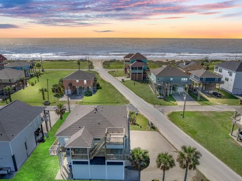 Photo of 2901 Lakeside Drive, Crystal Beach, TX 77650 (MLS # 48431448)