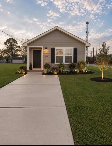 Photo of 627 W Live Oak Street St, Angleton, TX 77515 (MLS # 95524214)