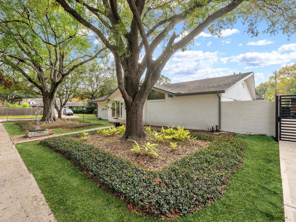 Photo of 5603 Grape Street, Houston, TX 77096 (MLS # 27798819)