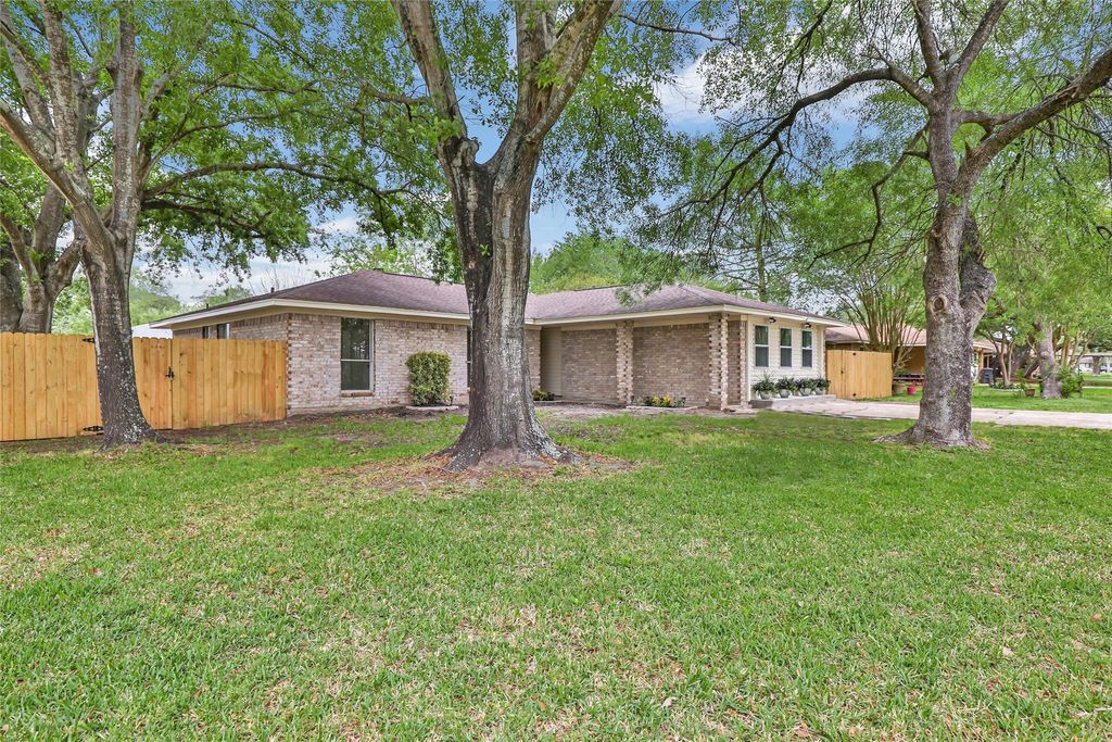 Photo of 2403 Heather Street, Highlands, TX 77562 (MLS # 90517142)
