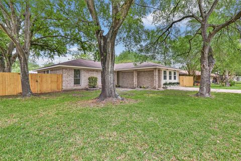 Photo of 2403 Heather Street, Highlands, TX 77562 (MLS # 90517142)