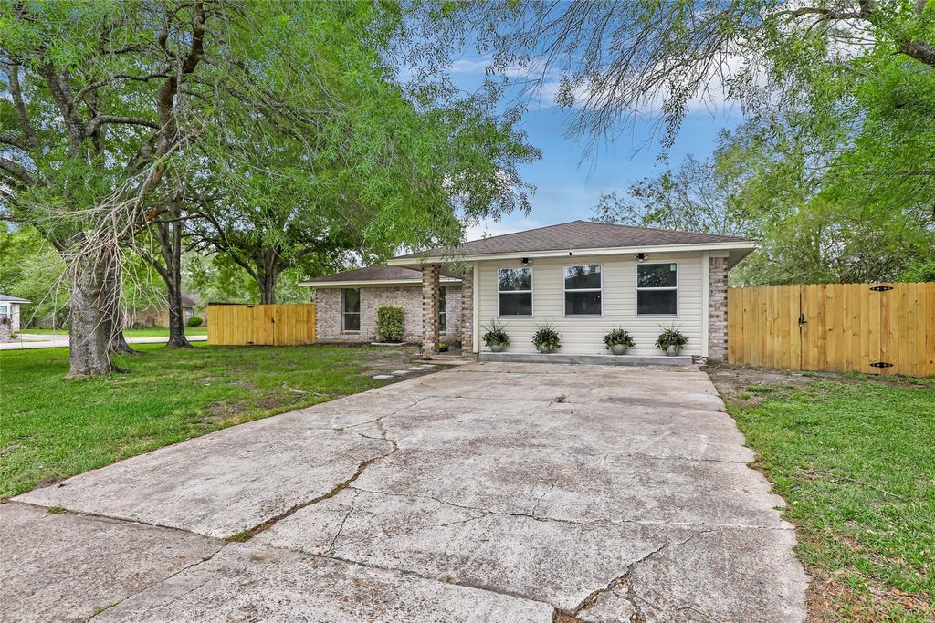 Photo of 2403 Heather Street, Highlands, TX 77562 (MLS # 90517142)