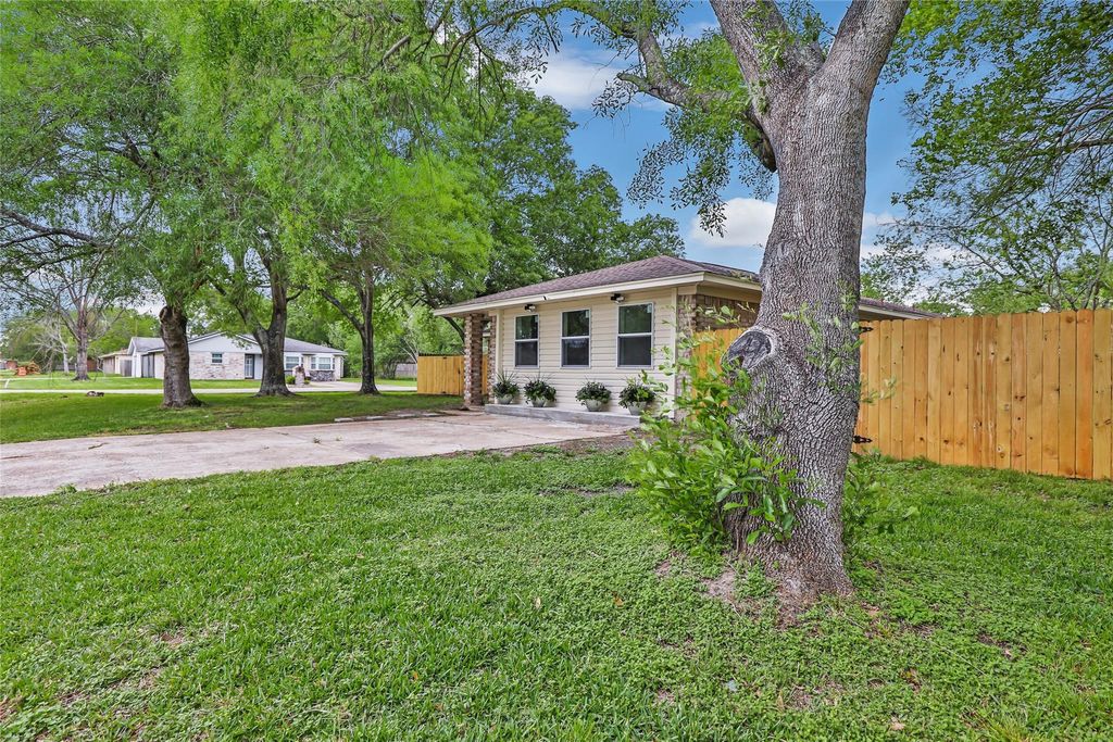 Photo of 2403 Heather Street, Highlands, TX 77562 (MLS # 90517142)