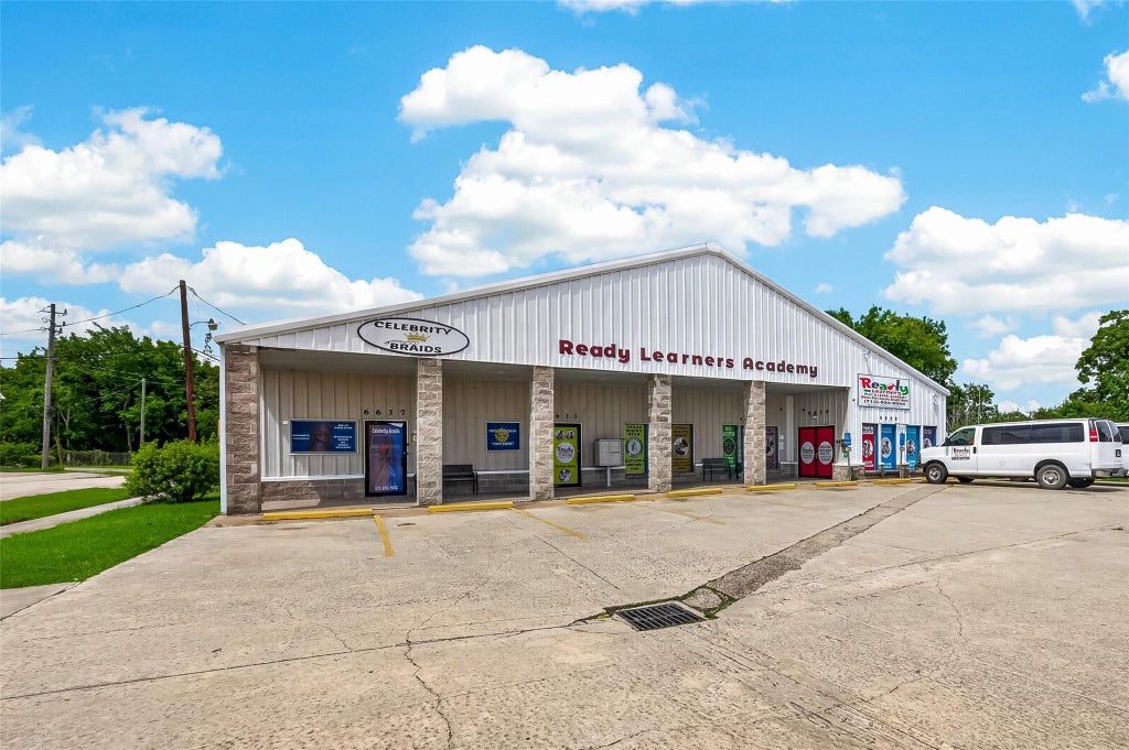 Photo of 4720 Yellowstone Boulevard, Houston, TX 77021 (MLS # 72706071)