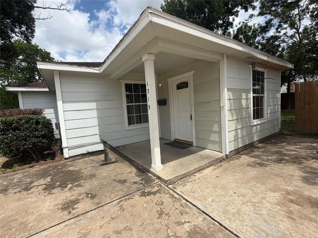 Photo of 1319 Bernard Street, Pasadena, TX 77506 (MLS # 64336632)