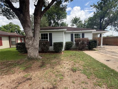 Photo of 1319 Bernard Street, Pasadena, TX 77506 (MLS # 64336632)