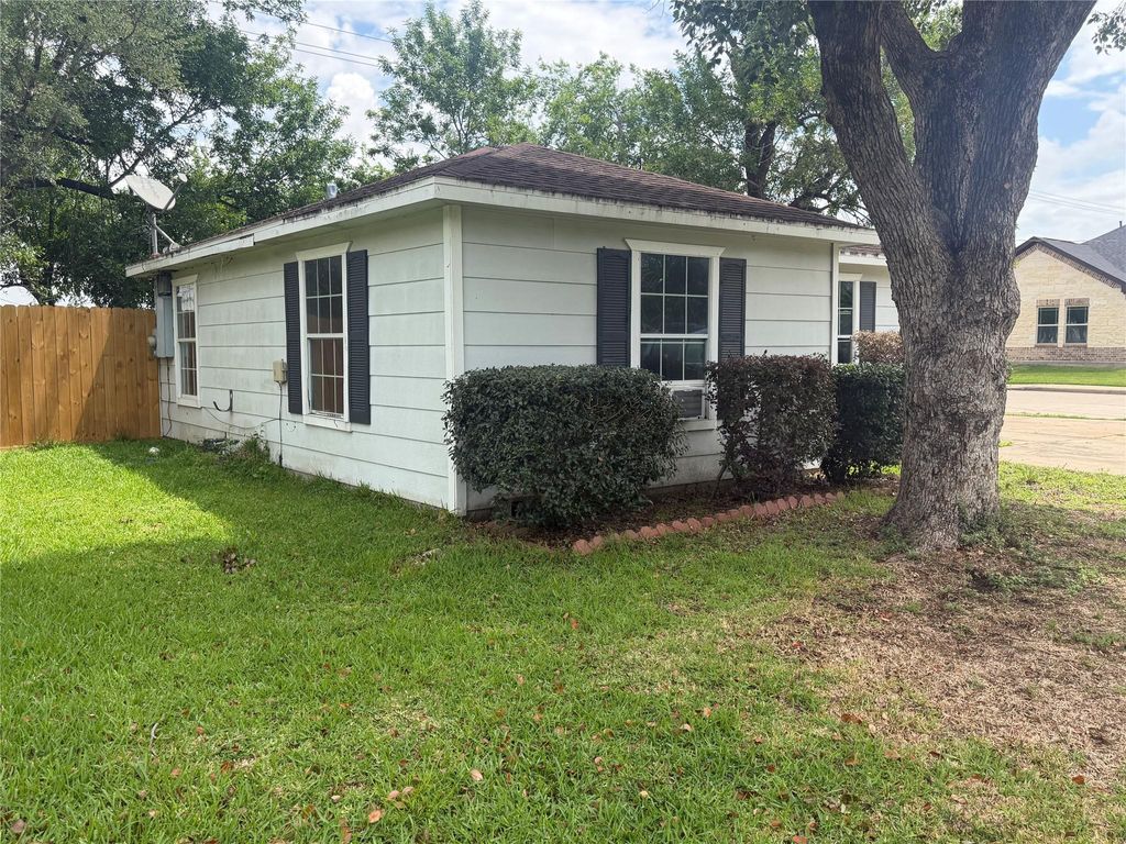 Photo of 1319 Bernard Street, Pasadena, TX 77506 (MLS # 64336632)
