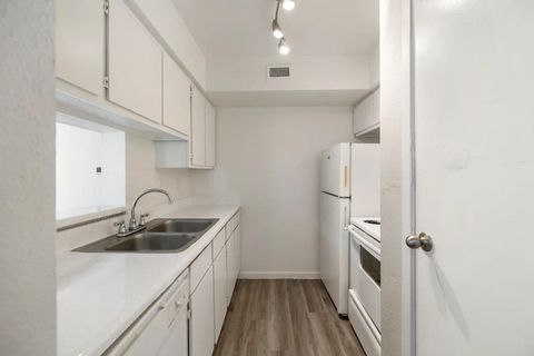 Photo of 11715 S Glen Drive #1323-1, Houston, TX 77099 (MLS # 79626343)