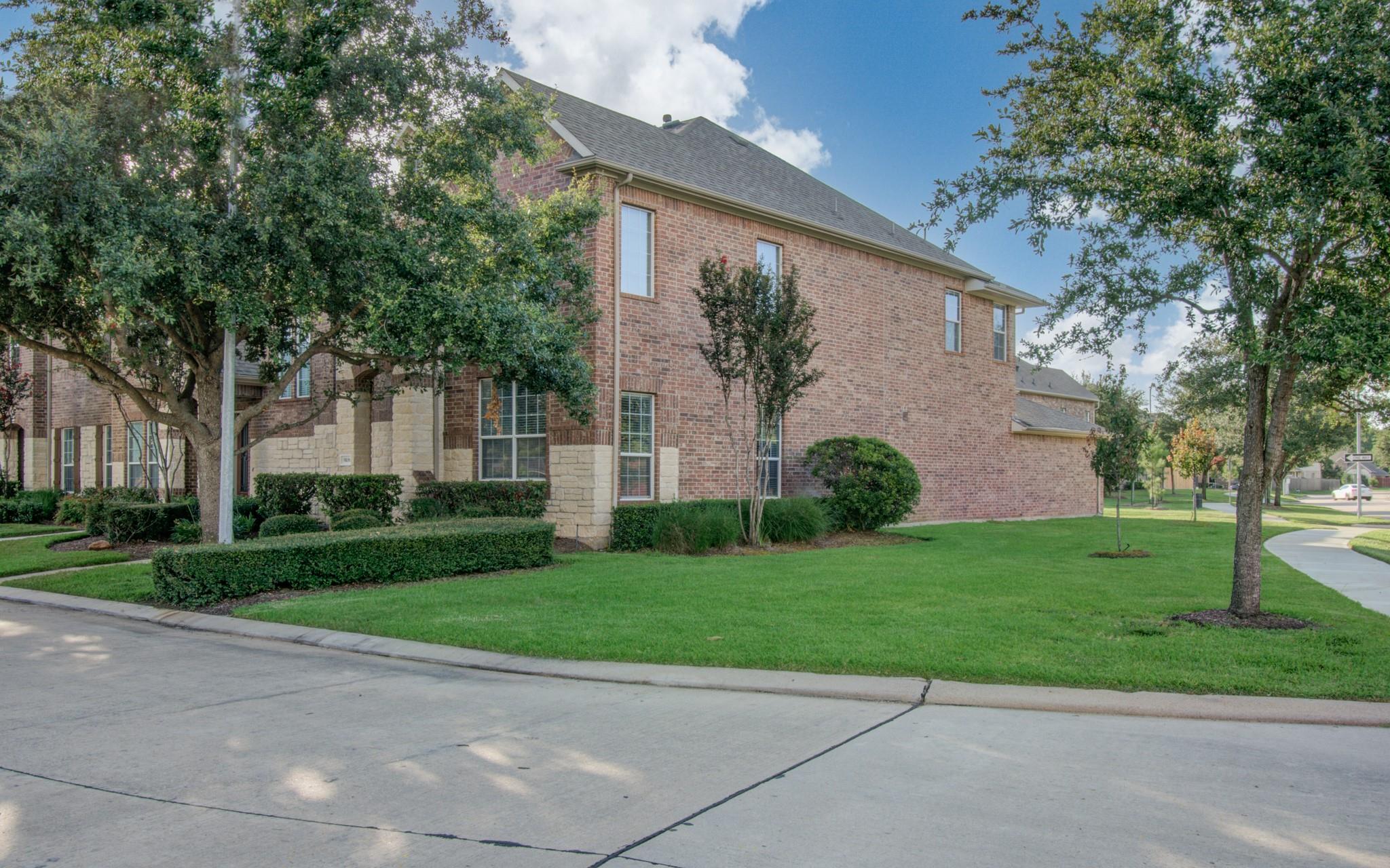 9106 Sunlight Oak Lane