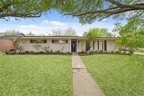 Photo of 8302 Braeburn Valley Drive, Houston, TX 77074 (MLS # 4341058)
