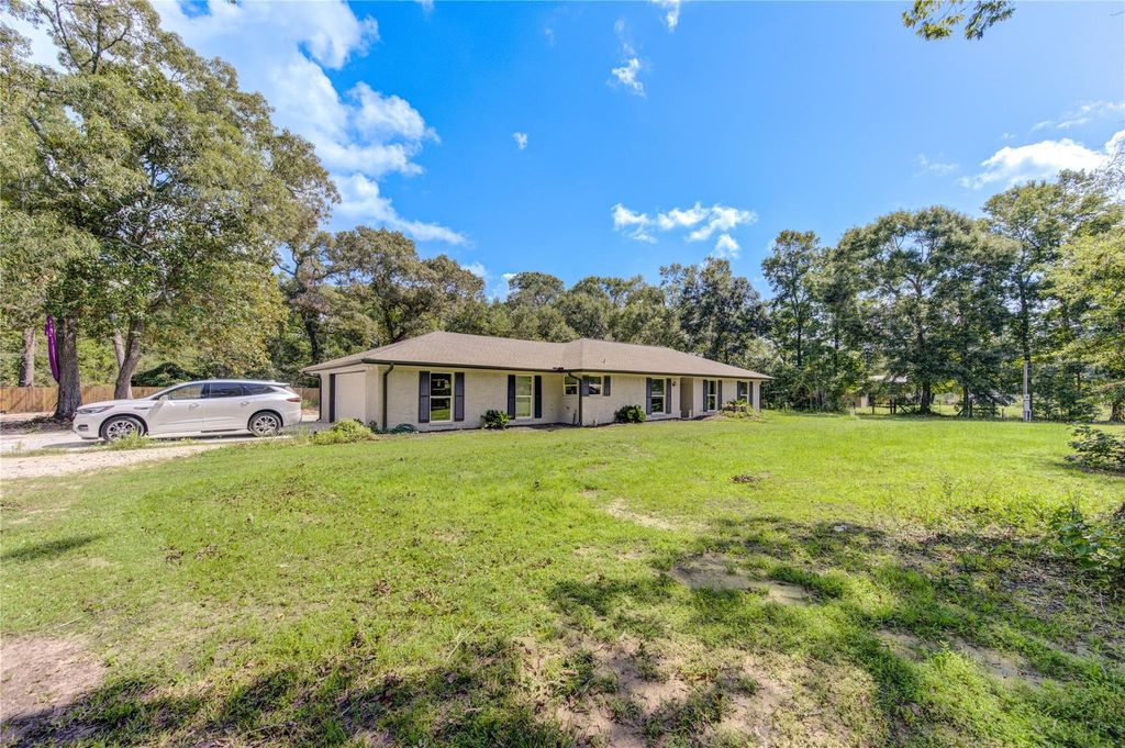 Photo of 814 County Road 3141 E, Cleveland, TX 77327 (MLS # 51402833)