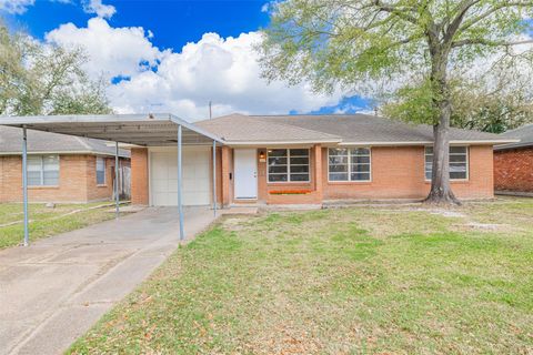 Photo of 723 E Spreading Oak Drive, Houston, TX 77076 (MLS # 22735278)