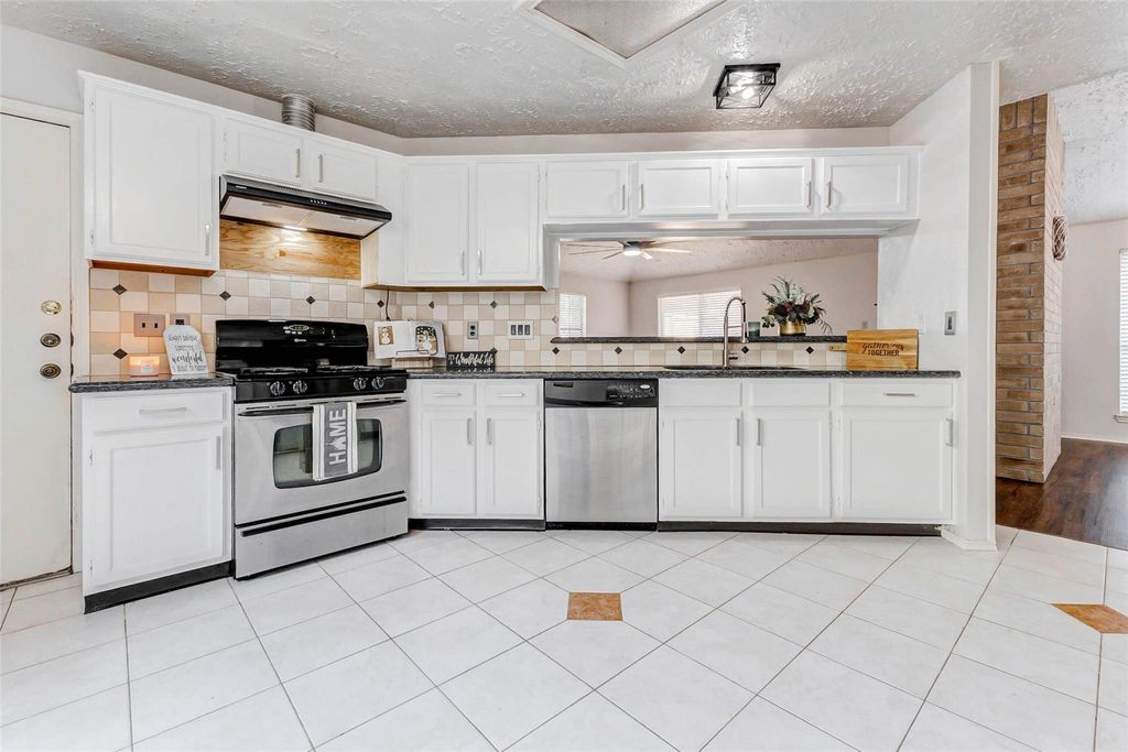 Photo of 3518 Pecan Point Drive, Sugar Land, TX 77478 (MLS # 47276261)