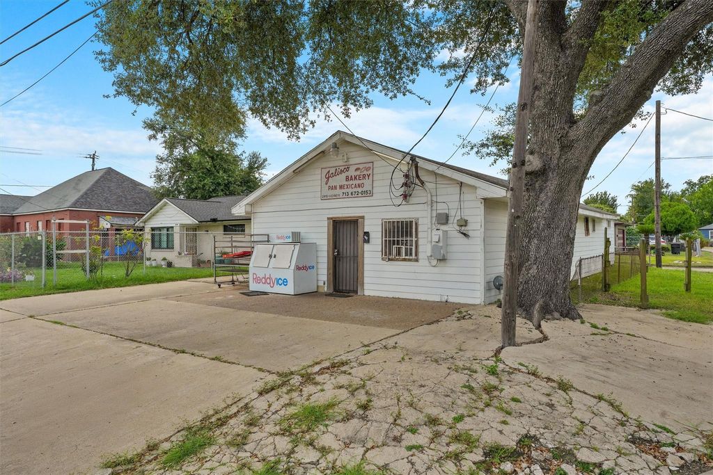 Photo of 2915 Kashmere Street, Houston, TX 77026 (MLS # 17562724)