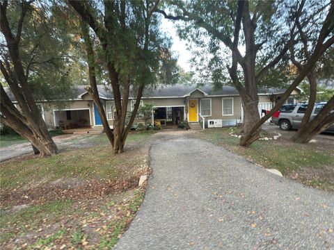 Photo of 404 West 3rd St St, League City, TX 77573 (MLS # 92931087)