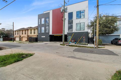 Photo of 5614 Larkin St #D, Houston, TX 77007 (MLS # 73231138)