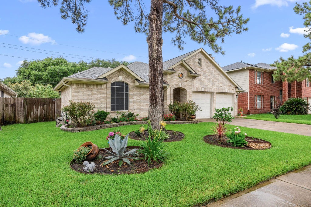 Photo of 6527 Harcourt Bridge Drive, Houston, TX 77084 (MLS # 47903324)