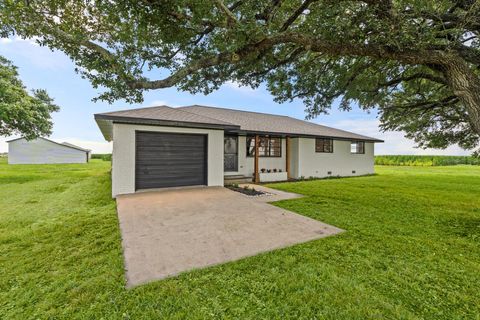 Photo of 2606 Long Lane, Wallis, TX 77485 (MLS # 16724254)