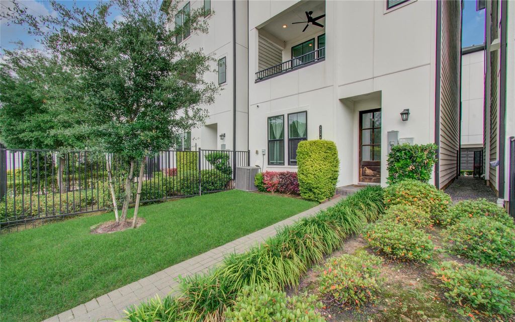 Photo of 2818 Grand Fountains Drive #B, Houston, TX 77054 (MLS # 78068036)
