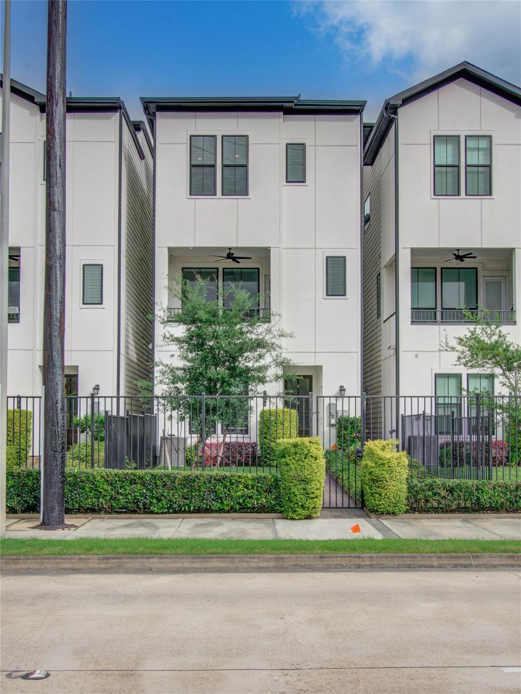 Photo of 2818 Grand Fountains Drive #B, Houston, TX 77054 (MLS # 78068036)