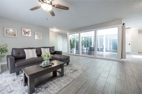 Photo of 9907 Towne Tower Ln Ln, Sugar Land, TX 77498 (MLS # 20322884)