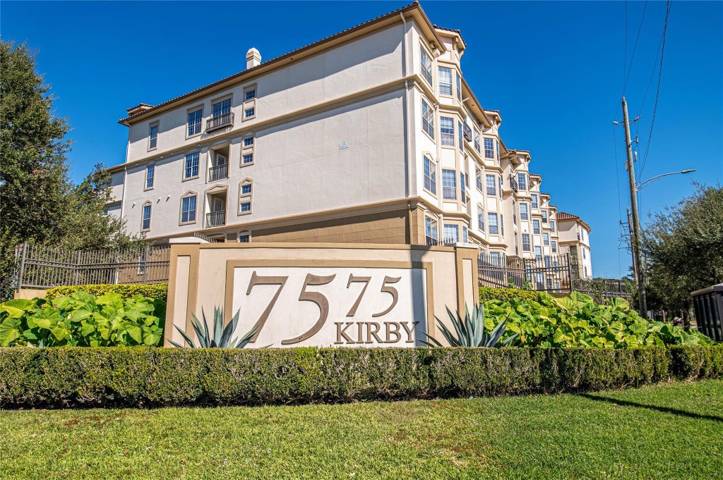 Photo of 7575 Kirby Drive #3202, Houston, TX 77030 (MLS # 30521160)