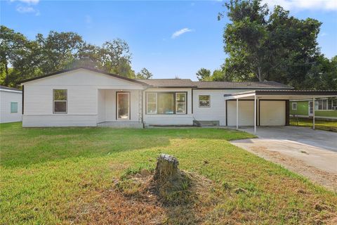 Photo of 6714 E Bayou Drive, Hitchcock, TX 77563 (MLS # 89388863)