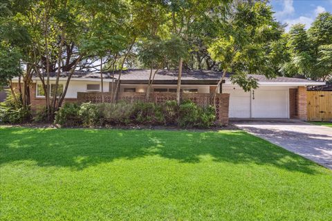 Photo of 5419 Beechnut Street, Houston, TX 77096 (MLS # 18734572)