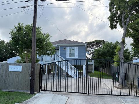 Photo of 1130 10th Street St, San Leon, TX 77539 (MLS # 45775142)